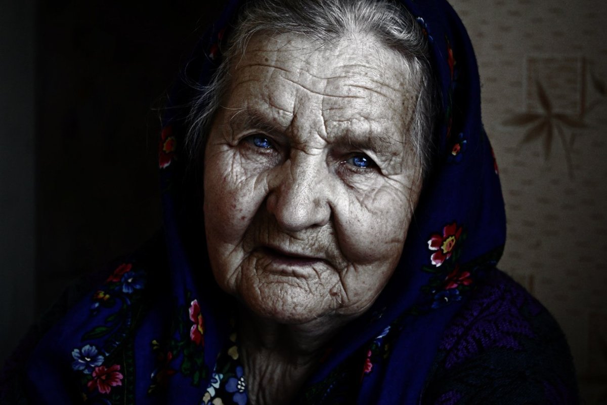 Покойная бабушка дает деньги. Бабушка рассказывает. Бабушки старушки. Гадалка старушка. Мудрая бабушка.